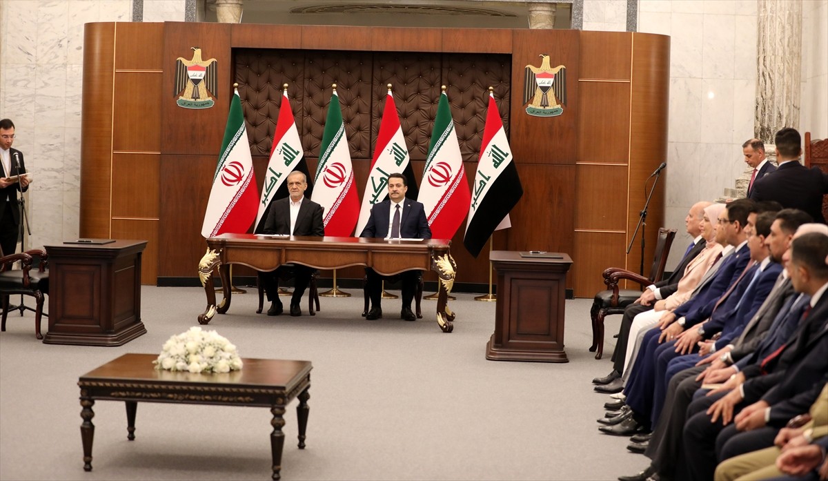 İran Cumhurbaşkanı Mesud Pezeşkiyan (sol 2), resmi temaslarda bulunmak üzere geldiği Irak'ın...