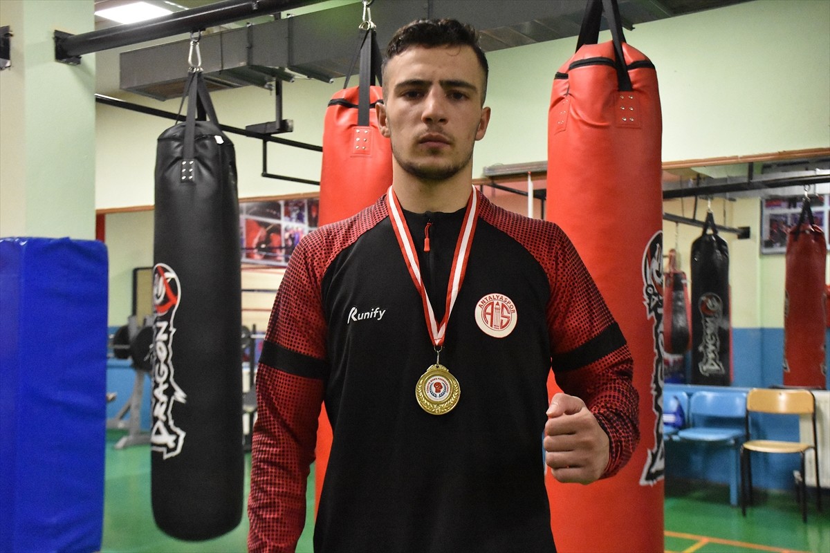 Katıldıkları şampiyonalarda elde ettikleri başarılarla Van'ın ve ailelerinin gururu olan milli...