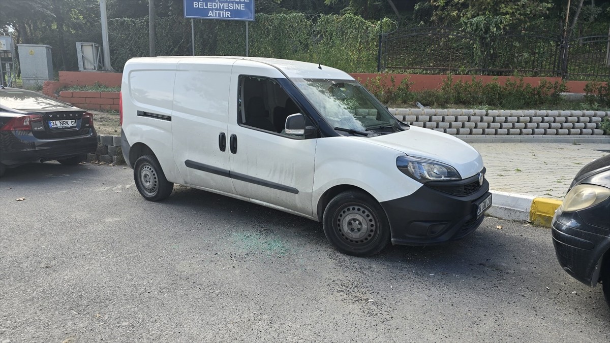 Küçükçekmece'de, adliye çıkışında iki grubun kavgası sırasında silahla çevreye ateş açan 1 şüpheli...