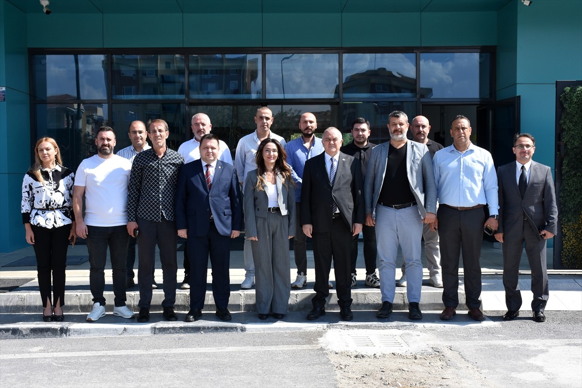 Milliyetçi Hareket Partisi (MHP) Grup Başkanvekili Erkan Akçay (sağda) Trendyol 1. Lig...