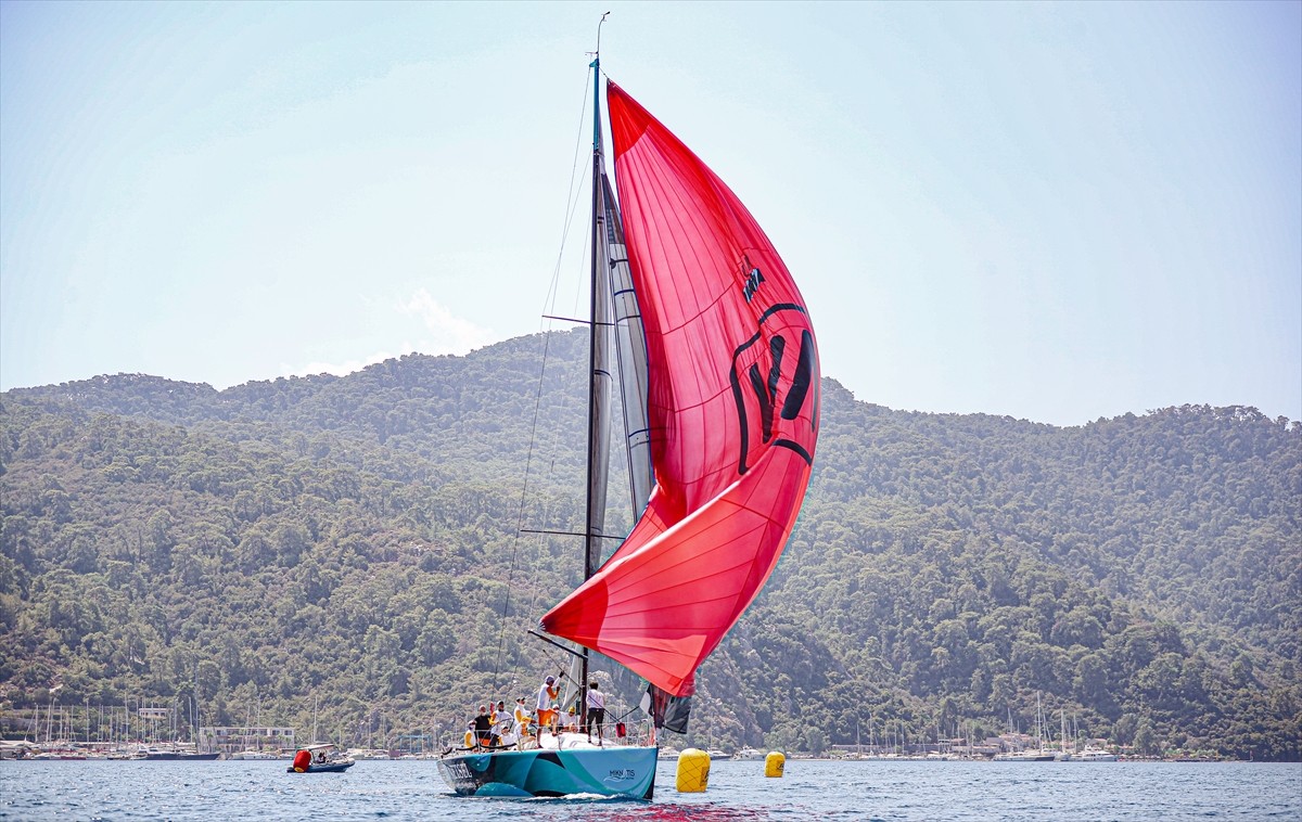 Muğla'nın Marmaris ilçesinde bu yıl ilk kez düzenlenen Kırlangıç Kupası Yat Yarışları'nın ilk...