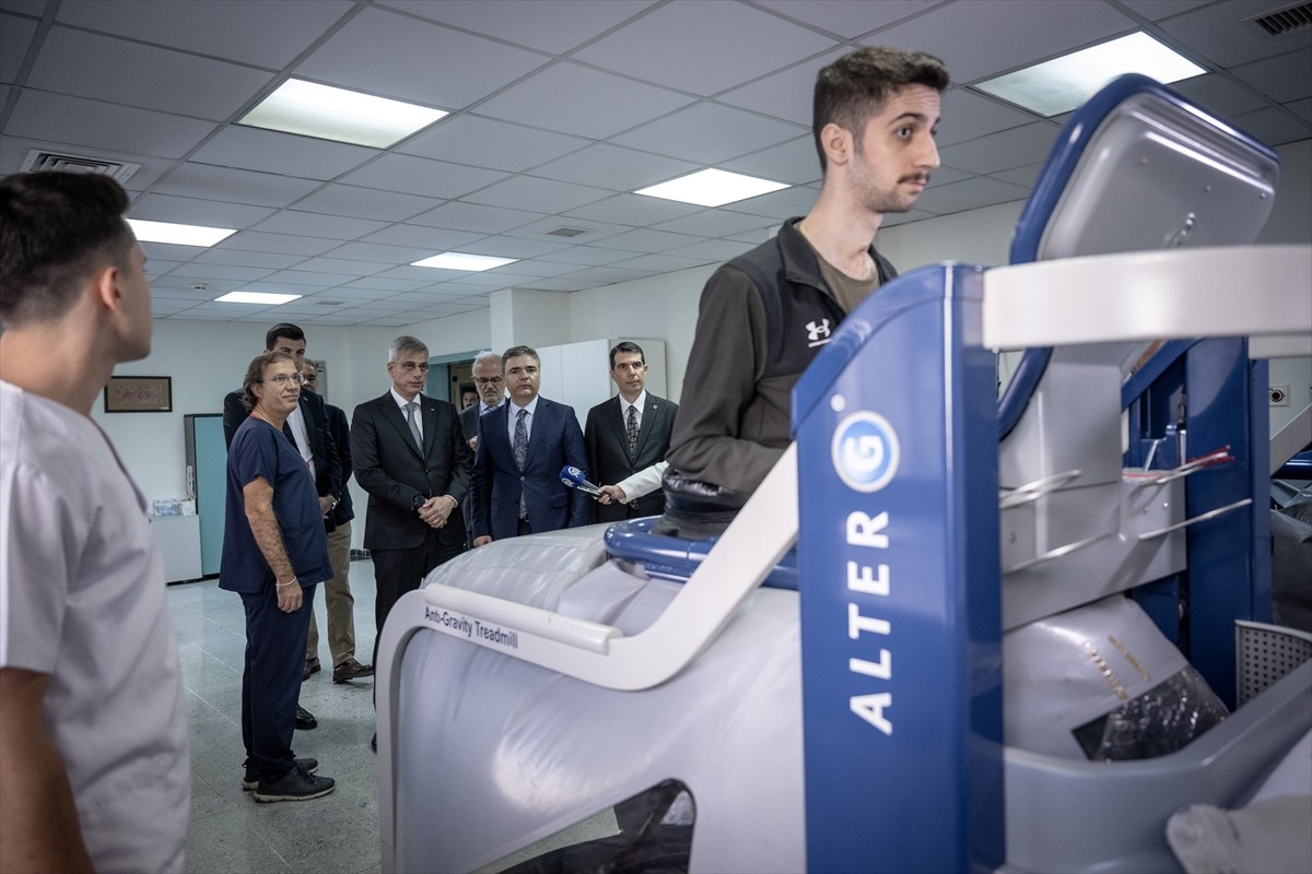 Sağlık Bakanı Kemal Memişoğlu, 19 Eylül Gaziler Günü dolayısıyla, Sağlık Bilimleri Üniversitesi...