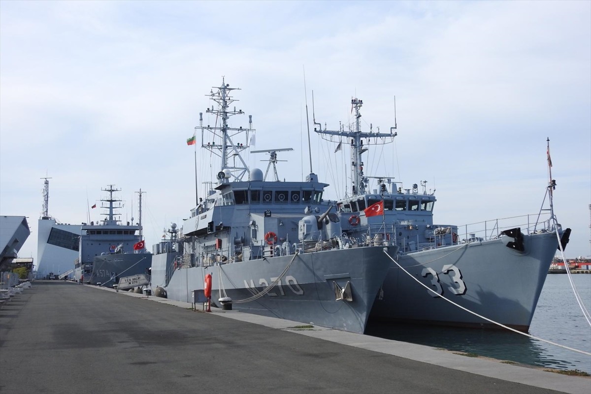 TCG Yüzbaşı Güngör Durmuş ve TCG Akçay tarafından, Mayın Karşı Tedbirleri Karadeniz (MCM Black...