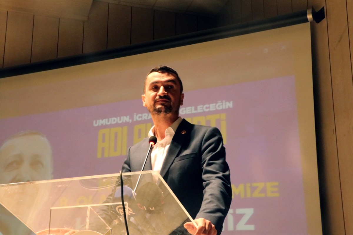 AK Parti Genel Başkan Yardımcısı Nihat Zeybekci, Burdur Öğretmenevi'ndeki konferans salonunda...