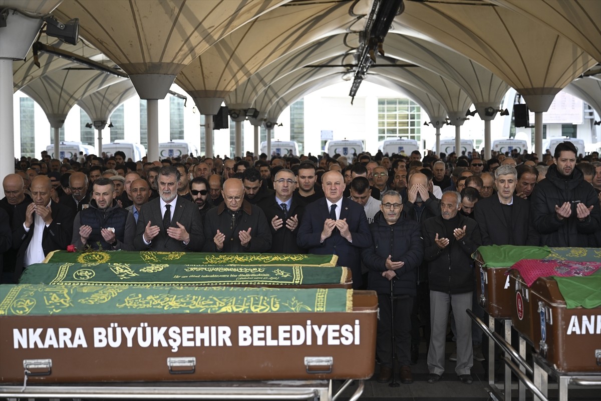 Ankara'da 86 yaşında vefat eden gazeteci Özgen Acar, son yolculuğuna uğurlandı. Acar'ın cenaze...