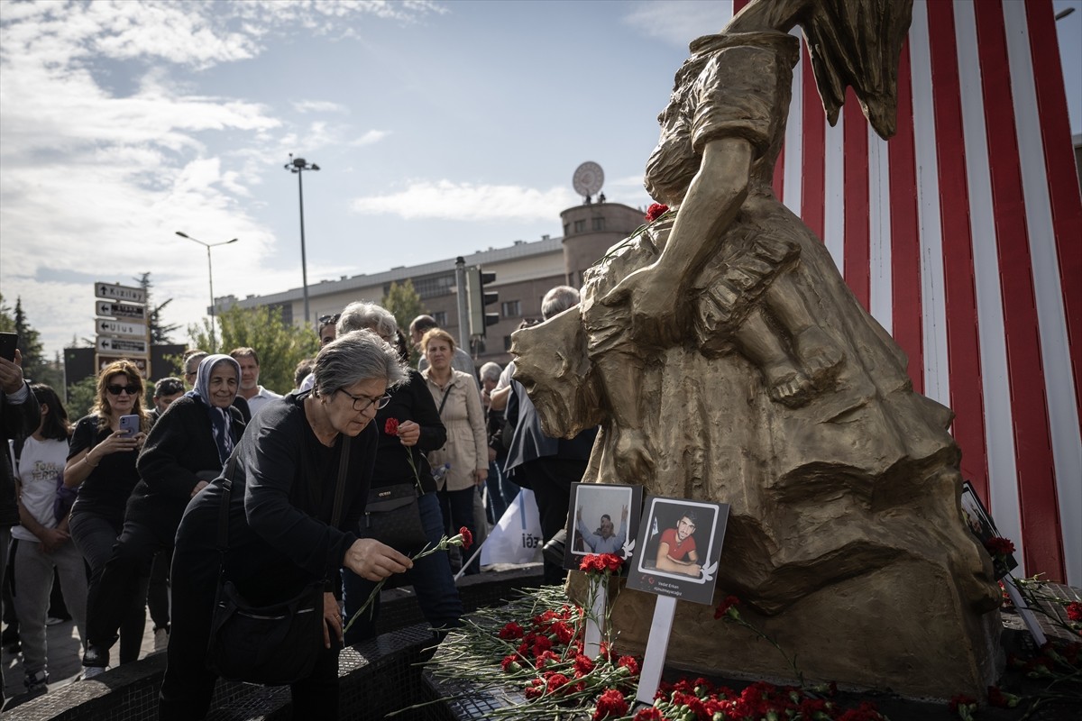 Ankara Garı önünde, 10 Ekim 2015'te terör örgütü DEAŞ mensubu iki canlı bombanın gerçekleştirdiği...