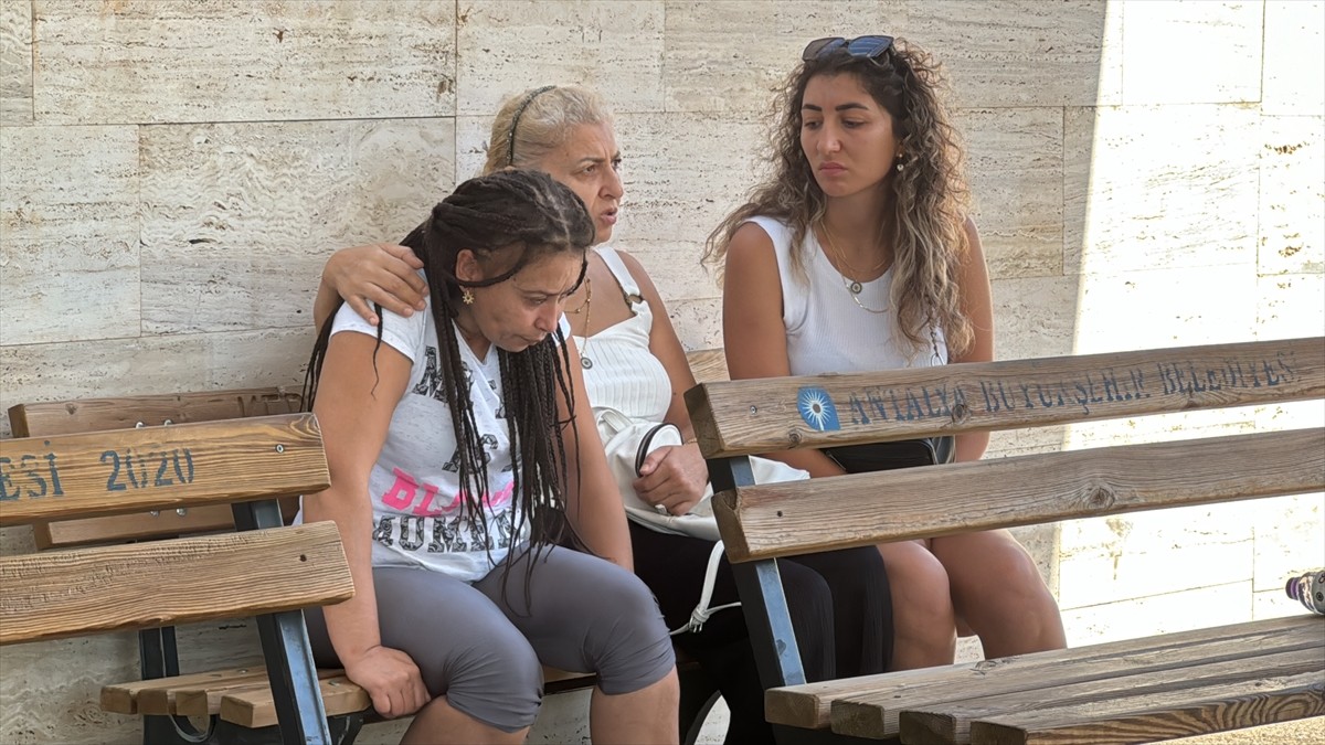 Antalya'nın Kepez ilçesinde bir zanlı, tartıştığı genci silahla vurarak öldürdü. Gencin annesi...