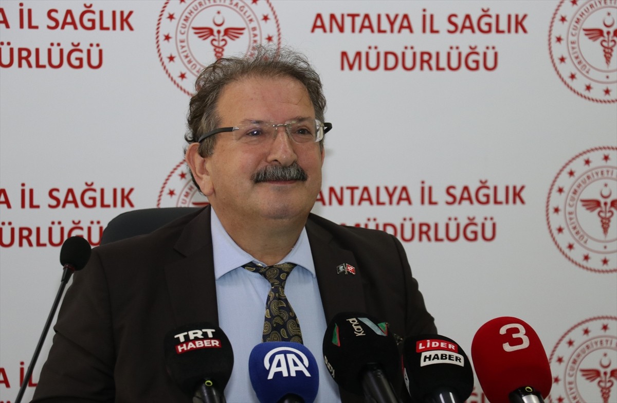 Antalya İl Sağlık Müdürü Prof. Dr. Behzat Özkan, İl Sağlık Müdürlüğü'nde düzenlenen toplantıda...
