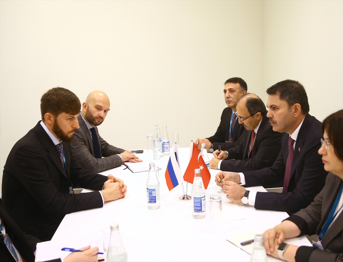 Çevre, Şehircilik ve İklim Değişikliği Bakanı Murat Kurum (sağda), Bakü'de Azerbaycan Ekoloji ve...