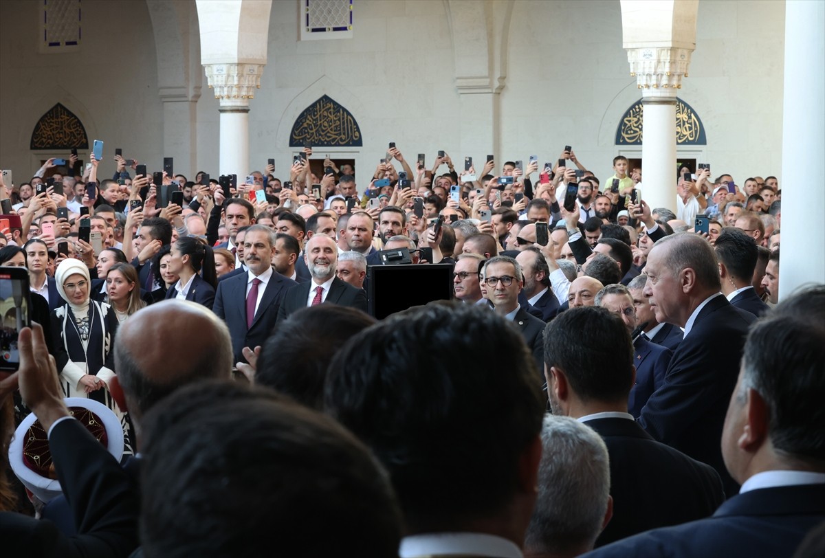Cumhurbaşkanı Recep Tayyip Erdoğan, Arnavutluk'un başkenti Tiran'da Namazgah Camii açılışına...