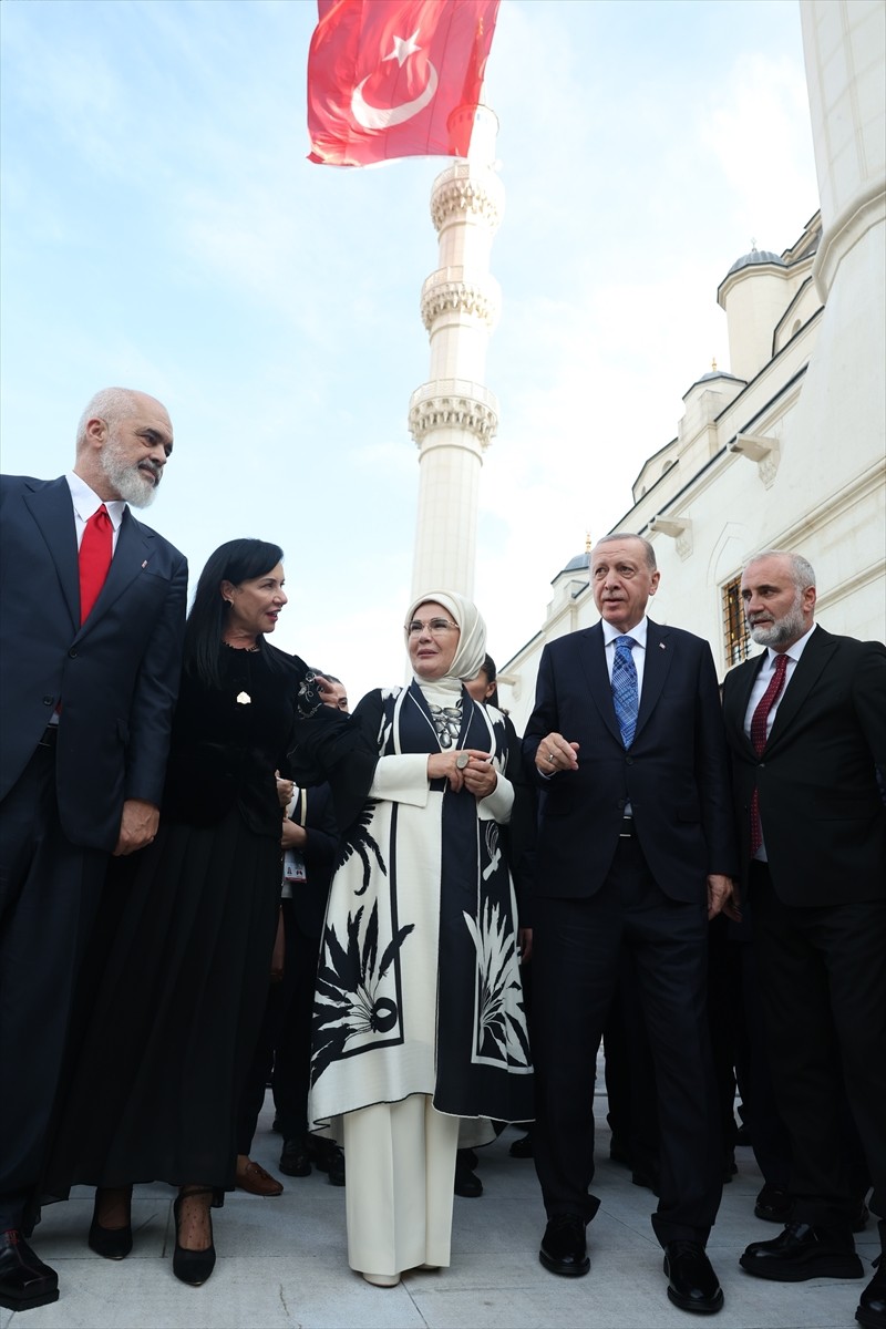 Cumhurbaşkanı Recep Tayyip Erdoğan (sağ 2) ve Arnavutluk Başbakanı Edi Rama (solda), Arnavutluk'un...