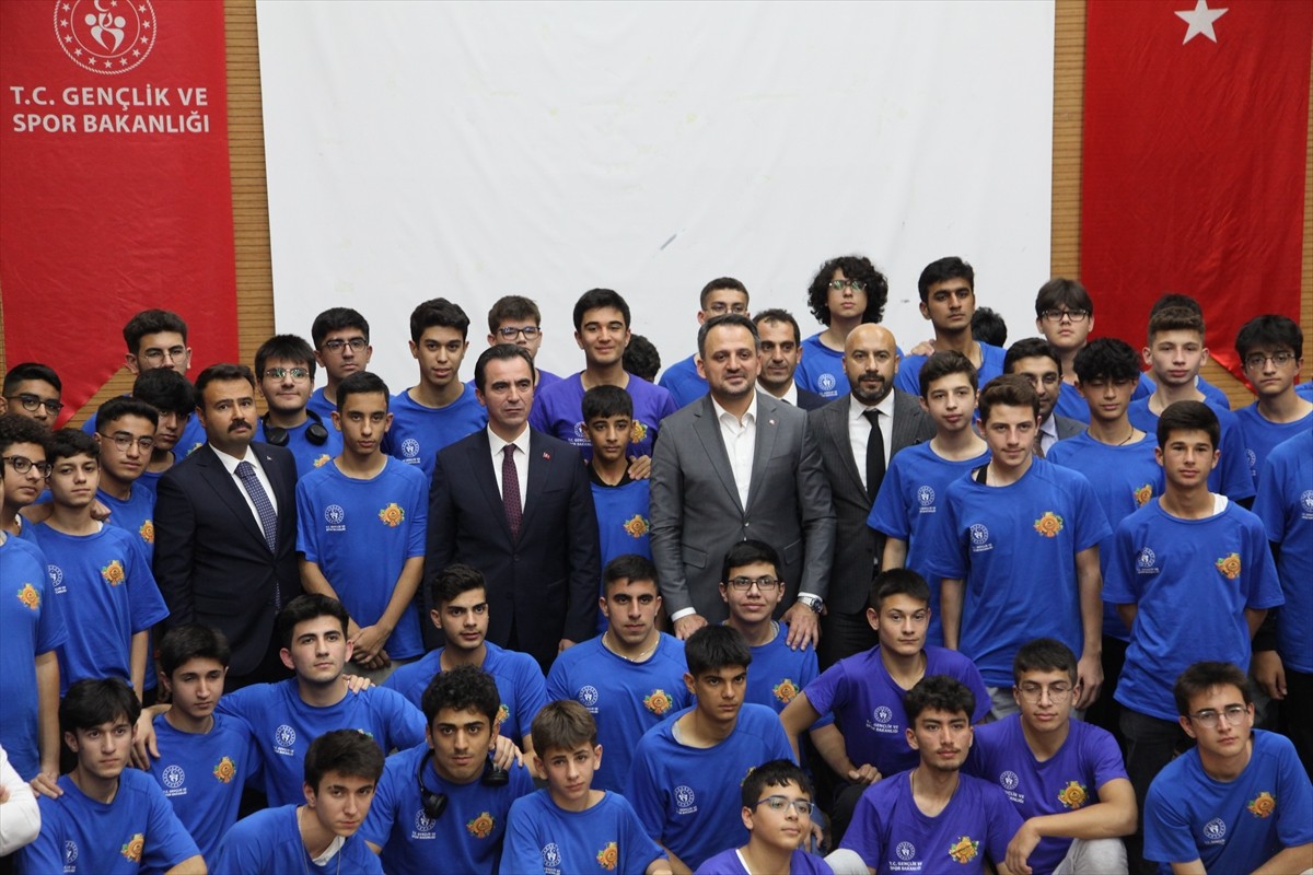 Gençlik ve Spor Bakan Yardımcısı Enes Eminoğlu, Bitlis'in Ahlat ilçesinde TÜBİTAK Bilim Kampı'na...