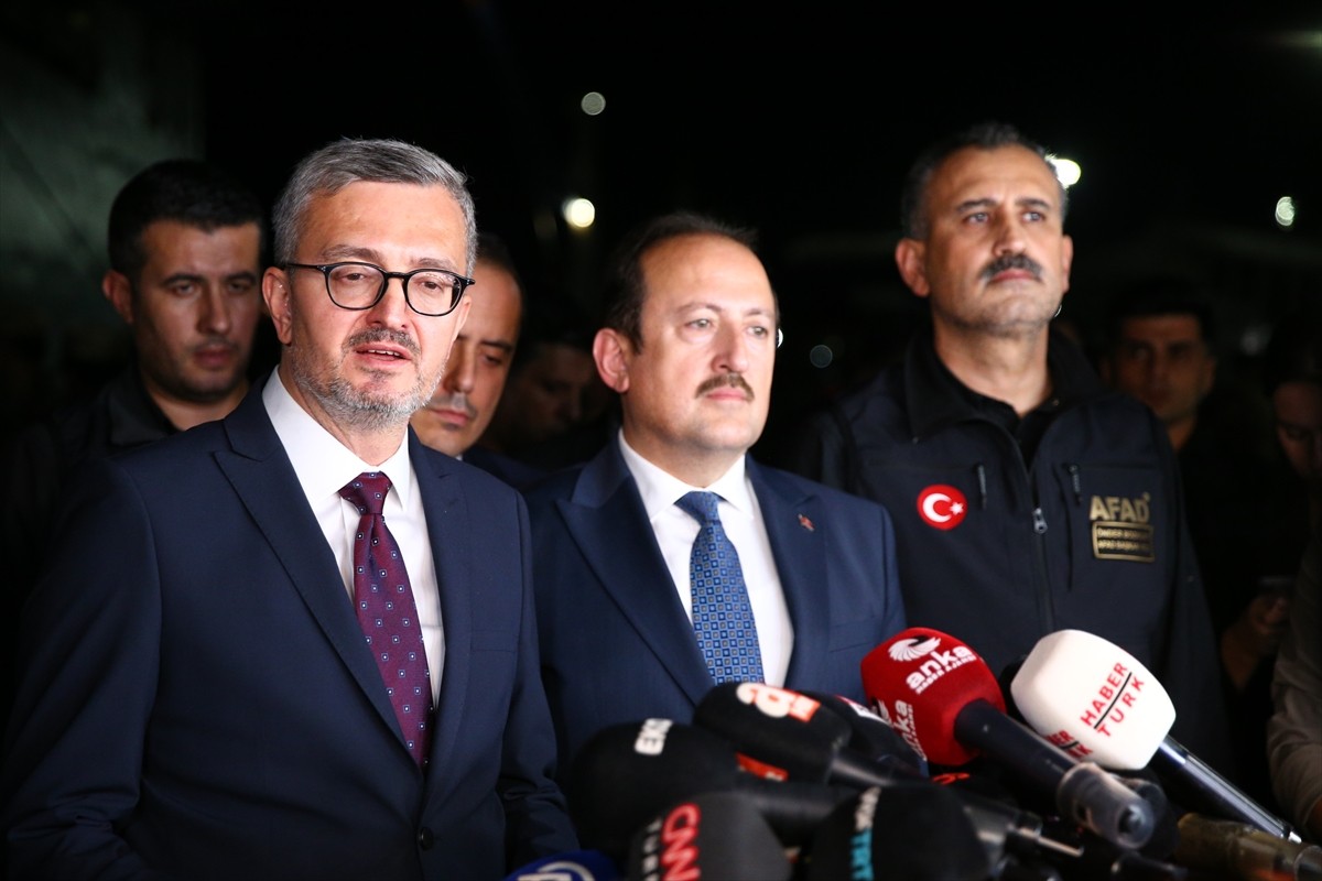 İsrail'in saldırılarının sürdüğü Lübnan'dan tahliye edilen 588 sivili taşıyan Deniz Kuvvetleri...