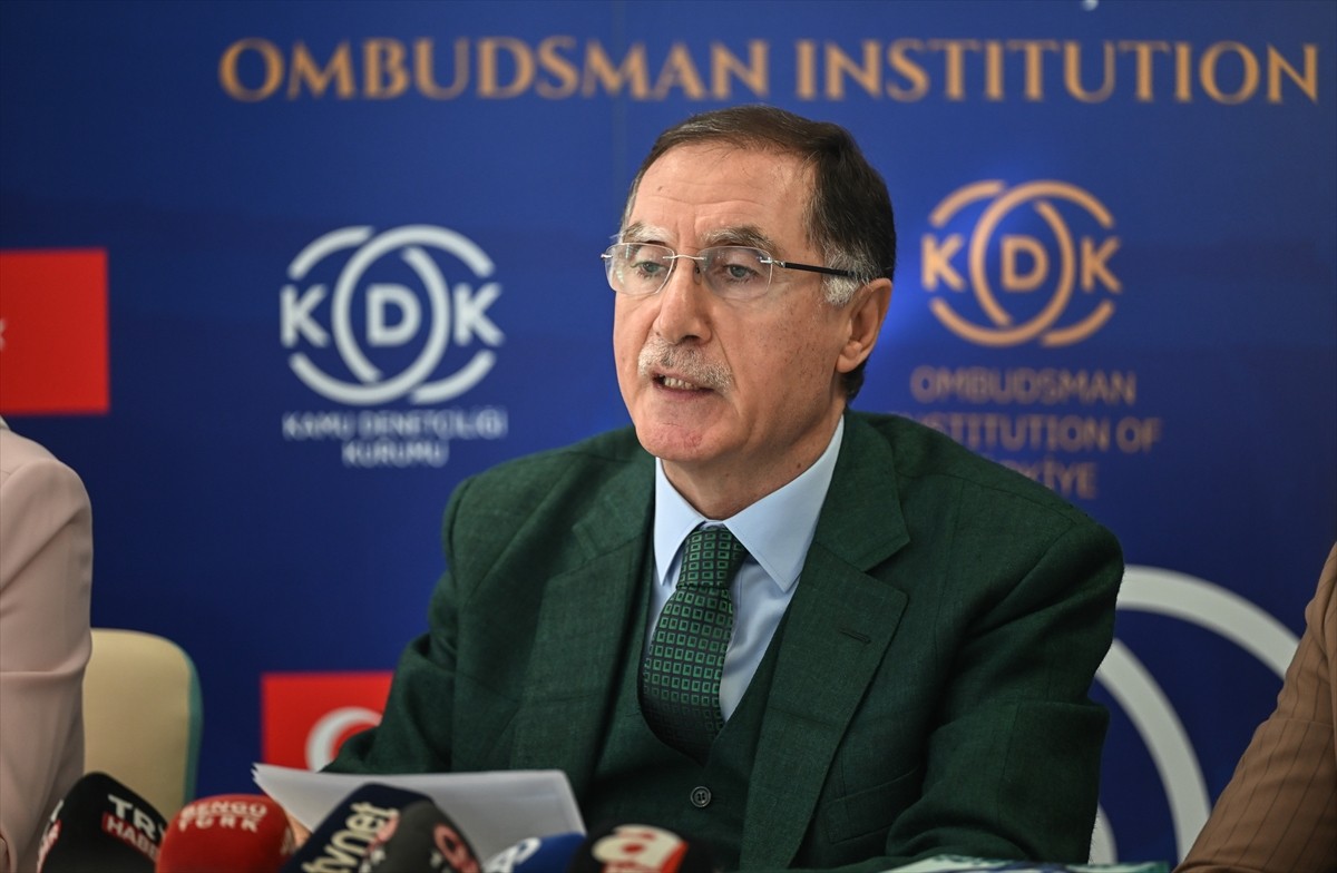 Kamu Başdenetçisi Şeref Malkoç (ortada), Kamu Denetçiliği Kurumunda (KDK) medya kuruluşlarının...