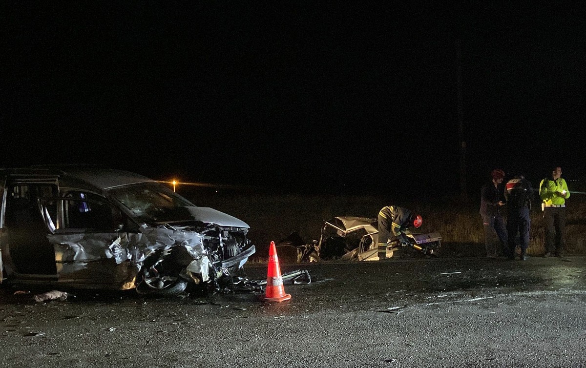 Kastamonu'da hafif ticari araç ile otomobilin çarpıştığı trafik kazasında 3 kişi...