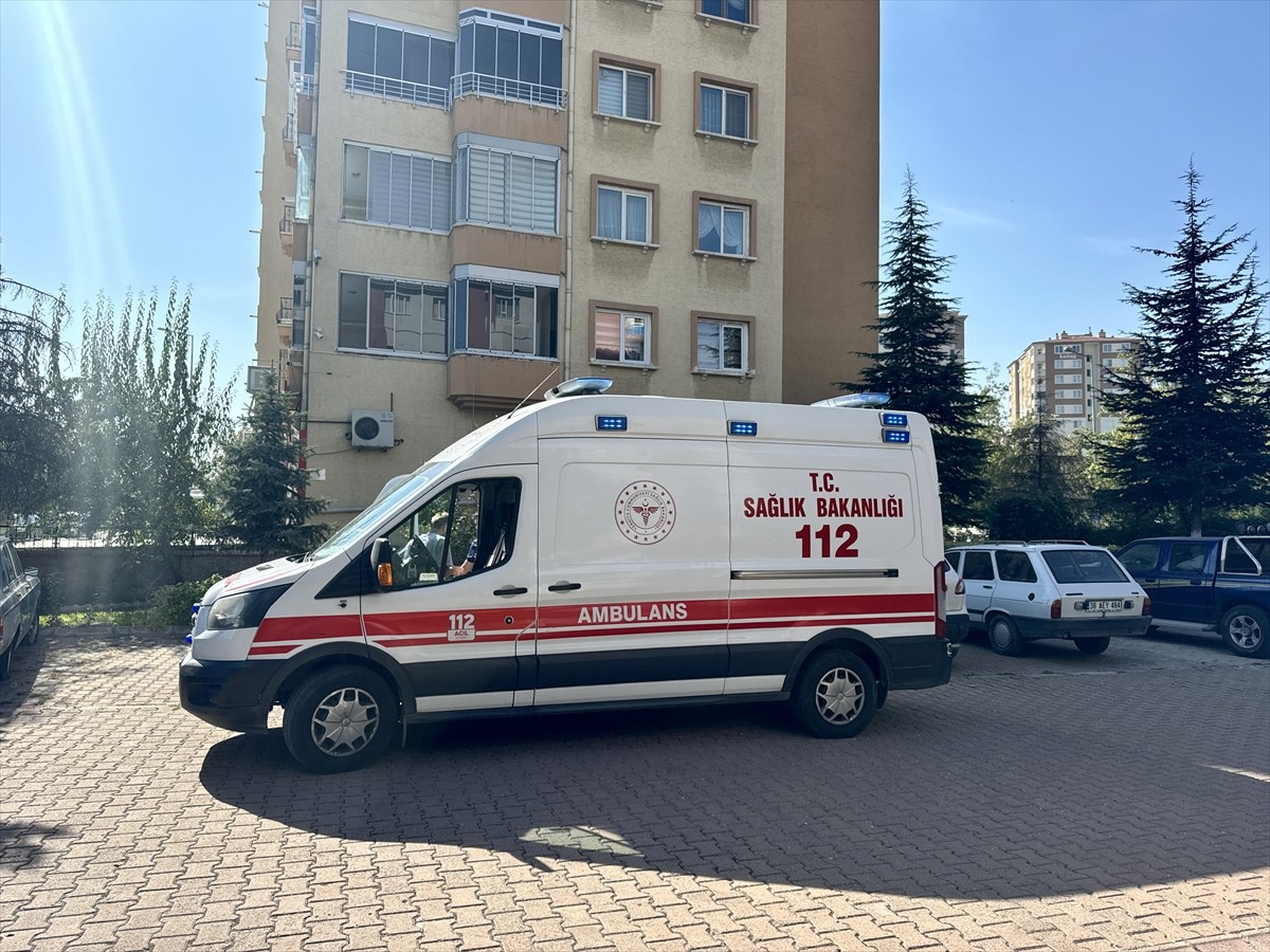 Kayseri'de hükümlü olduğu için aranan ve polisten kaçarken ikinci kattaki evinin balkonundan...