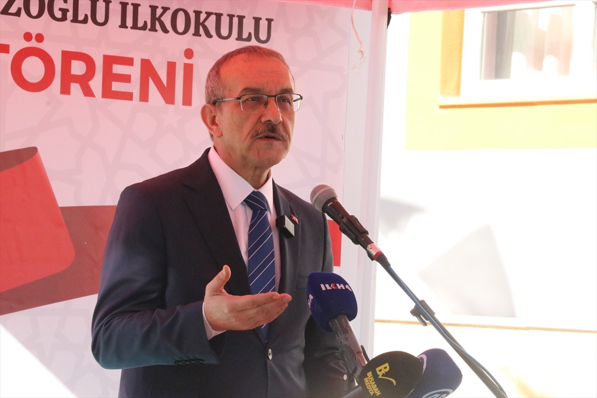 Malatya'da hayırsever Fatma Demirbilek'in (sağ 2) katkısıyla yapılan 24 derslikli Hatice İbrahim...