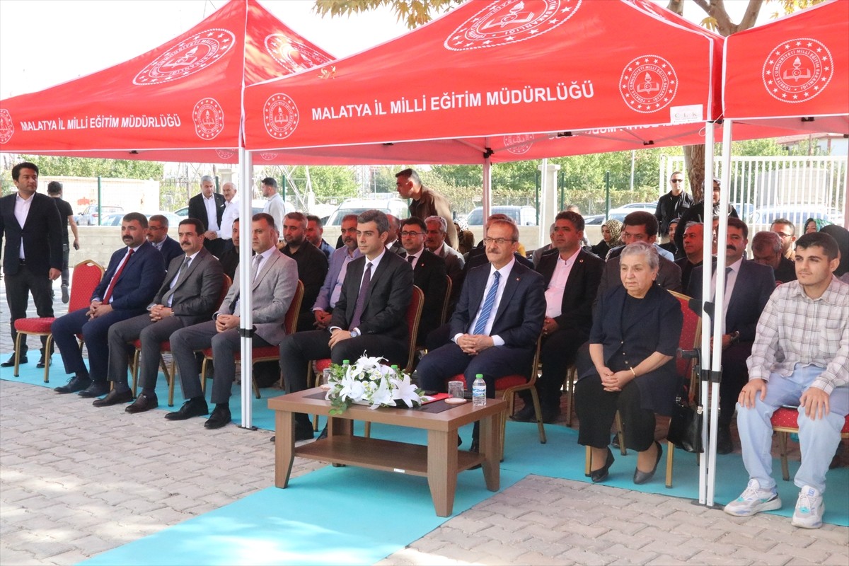 Malatya'da hayırsever Fatma Demirbilek'in (sağ 2) katkısıyla yapılan 24 derslikli Hatice İbrahim...