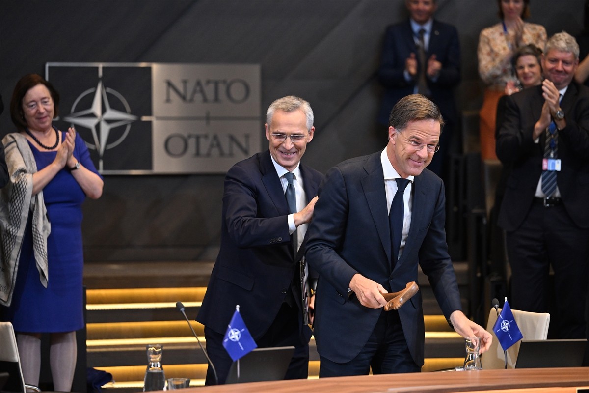 Mark Rutte (fotoğrafta), NATO Genel Sekreterliğini Jens Stoltenberg'den resmen devraldı....