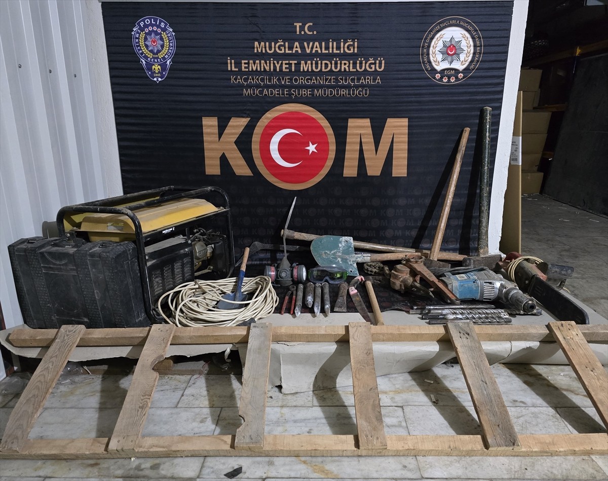 Muğla'nın Dalaman ilçesinde düzenlenen tarihi eser kaçakçılığı operasyonunda gözaltına alınan 7...