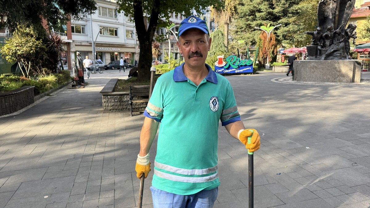 Rize Belediyesince temizlik personeli İsmail Yılmaz için doğum gününde sürpriz kutlama yapıldı....