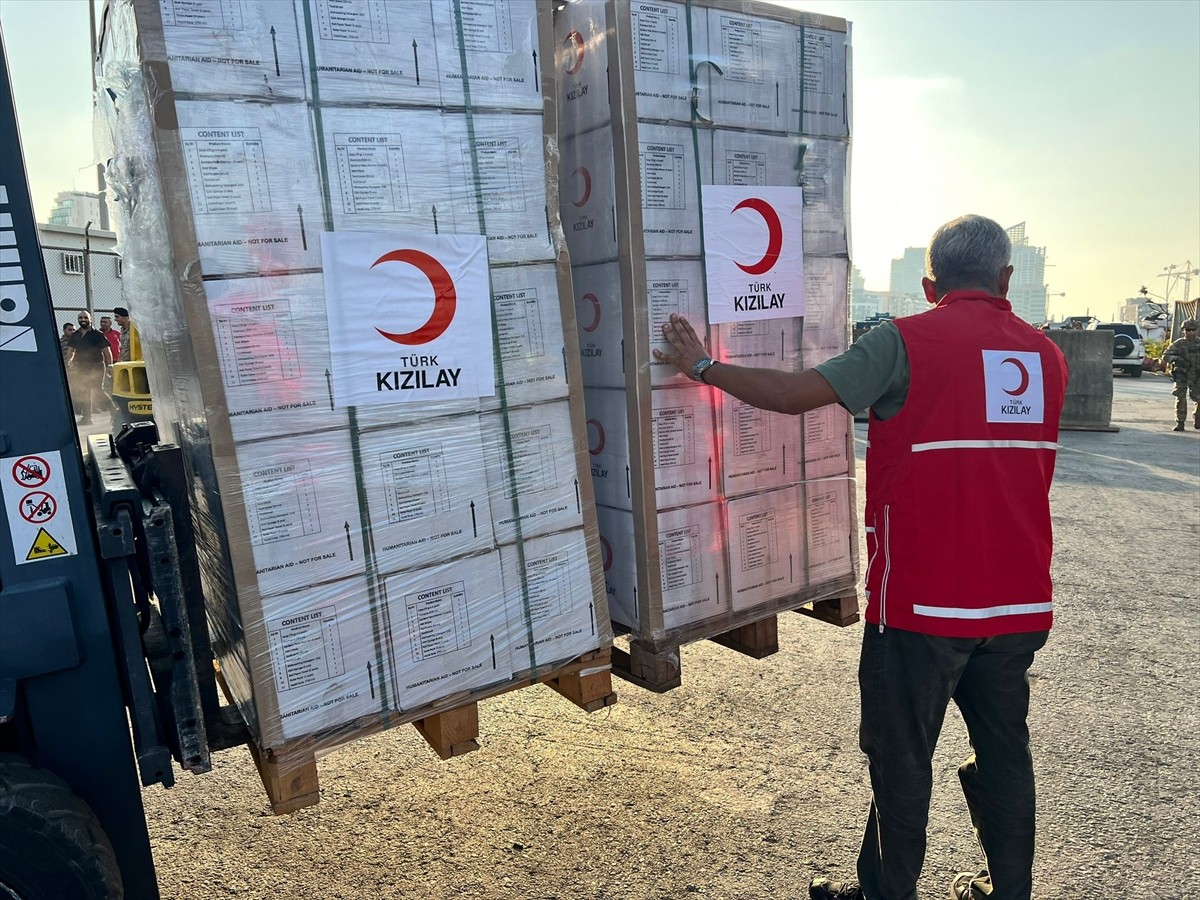 Türk Kızılay, Lübnan'dan gemi yoluyla tahliye edilen Türk vatandaşlarına acil yardım desteği...