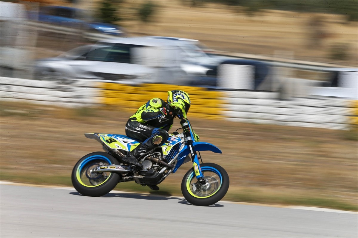 Türkiye Süpermoto Şampiyonası son ayak yarışları Uşak'ta yapıldı. 1370 metre uzunluğundaki Uşak...