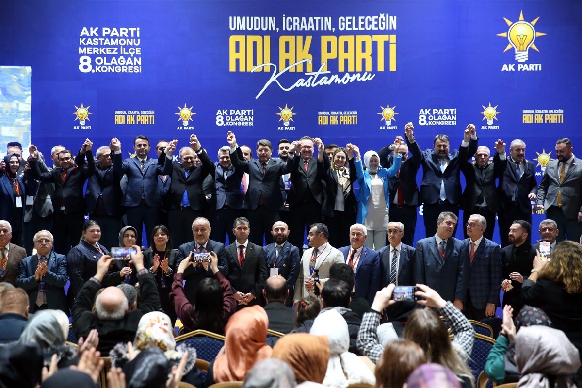 Adalet Bakanı Yılmaz Tunç, Hüsnü Tandoğan Spor Salonu'nda yapılan AK Parti Kastamonu Merkez İlçe...