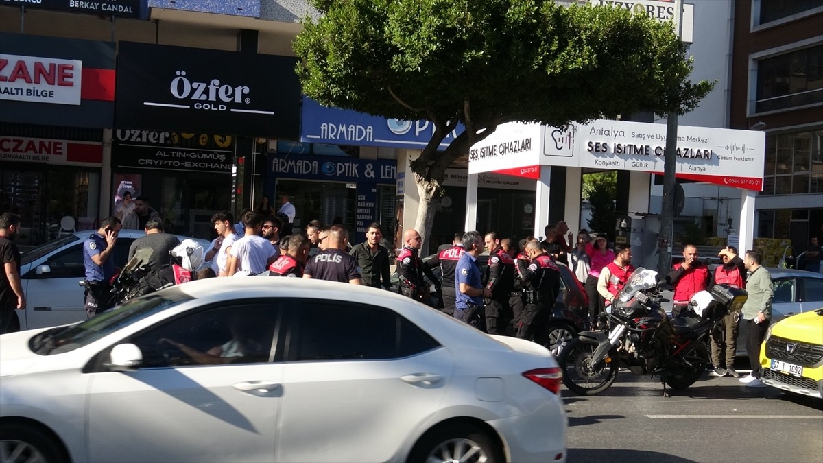 Antalya'da kavga edenleri ayırmak için araya giren kişi ayağından vurularak, olaya müdahale için...