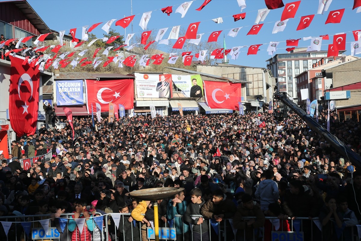 Bitlis'in Adilcevaz ilçesinde altyapı çalışmalarının tamamlanmasının ardından doğal gaz...
