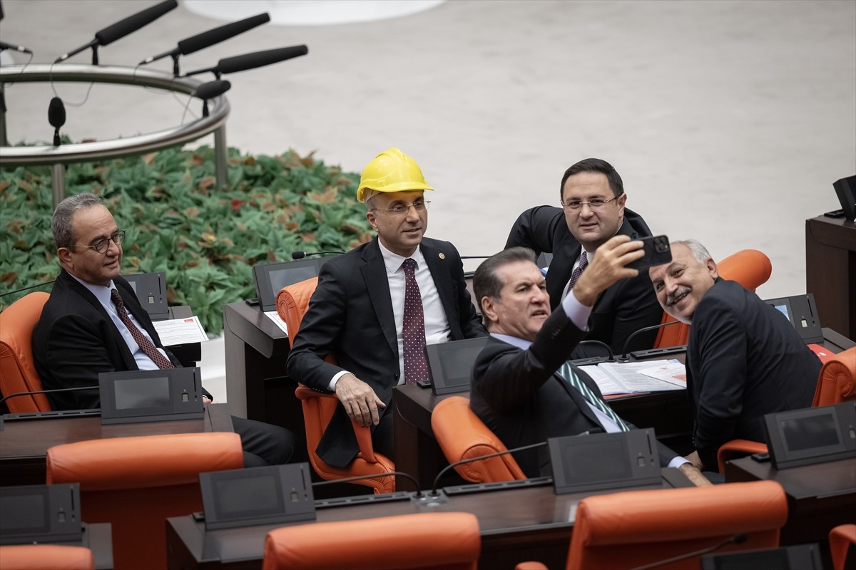 CHP Aydın Milletvekili Bülent Tezcan (solda), CHP Kayseri Milletvekili Aşkın Genç (so 2), CHP...