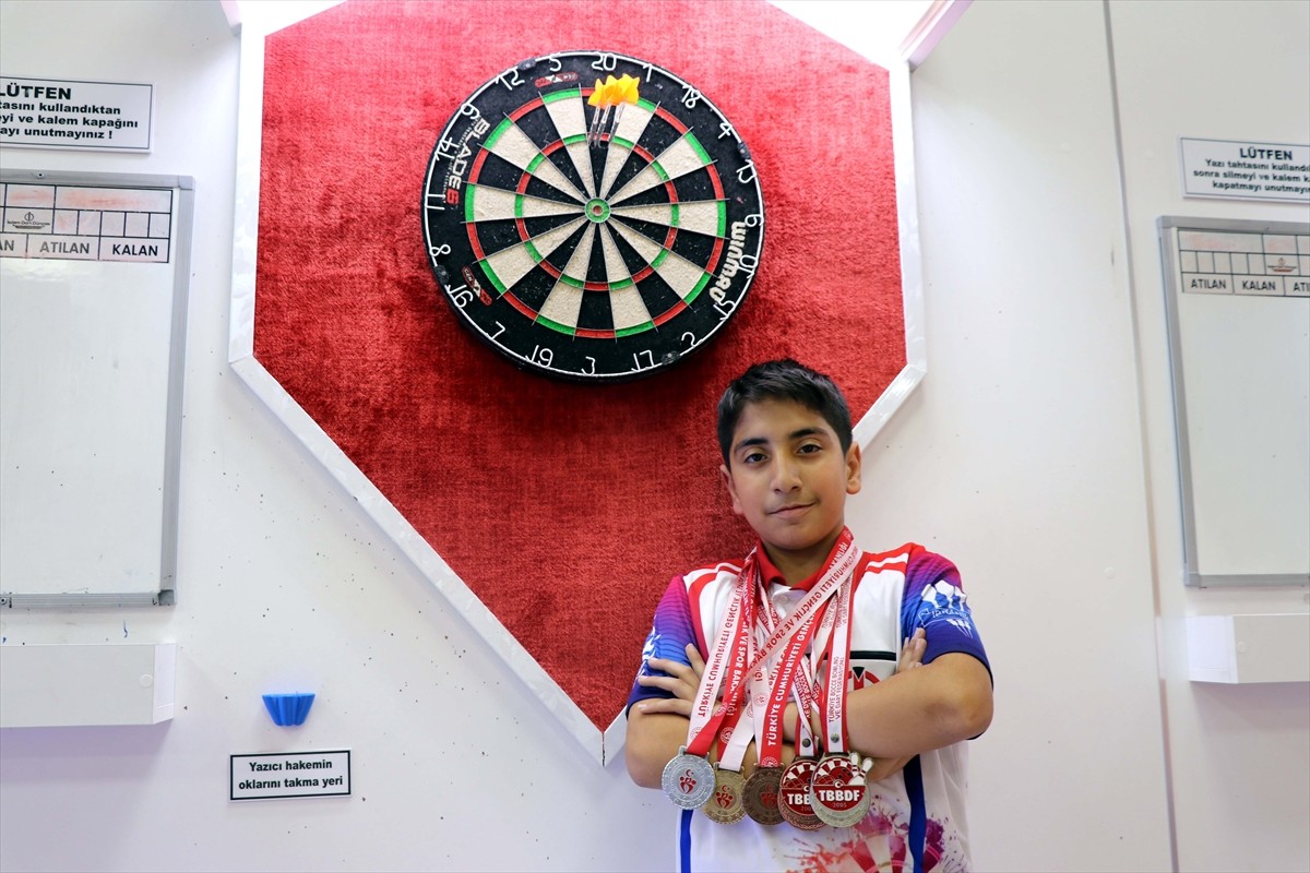  Elazığ'da yaşayan 11 yaşındaki İbrahim Rüşdü Küçük, 6 ay önce başladığı dart sporunda Türkiye...