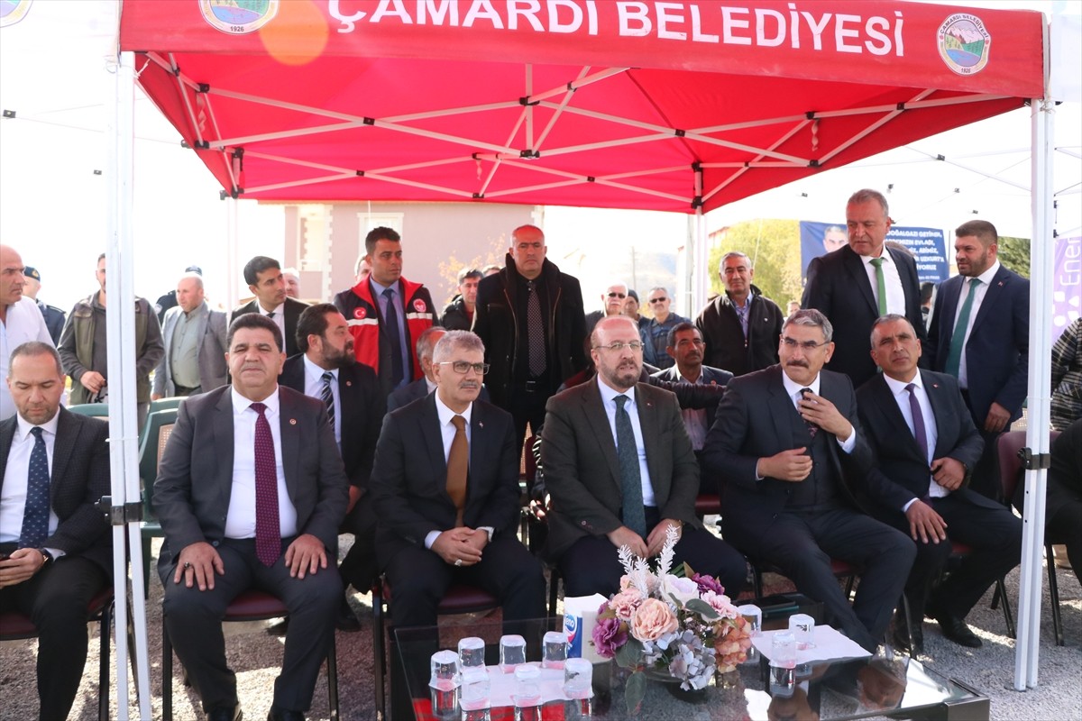 Enerji ve Tabii Kaynaklar Bakan Yardımcısı Nevzat Şatıroğlu (sağ2), Çamardı ilçesinde düzenlenen...