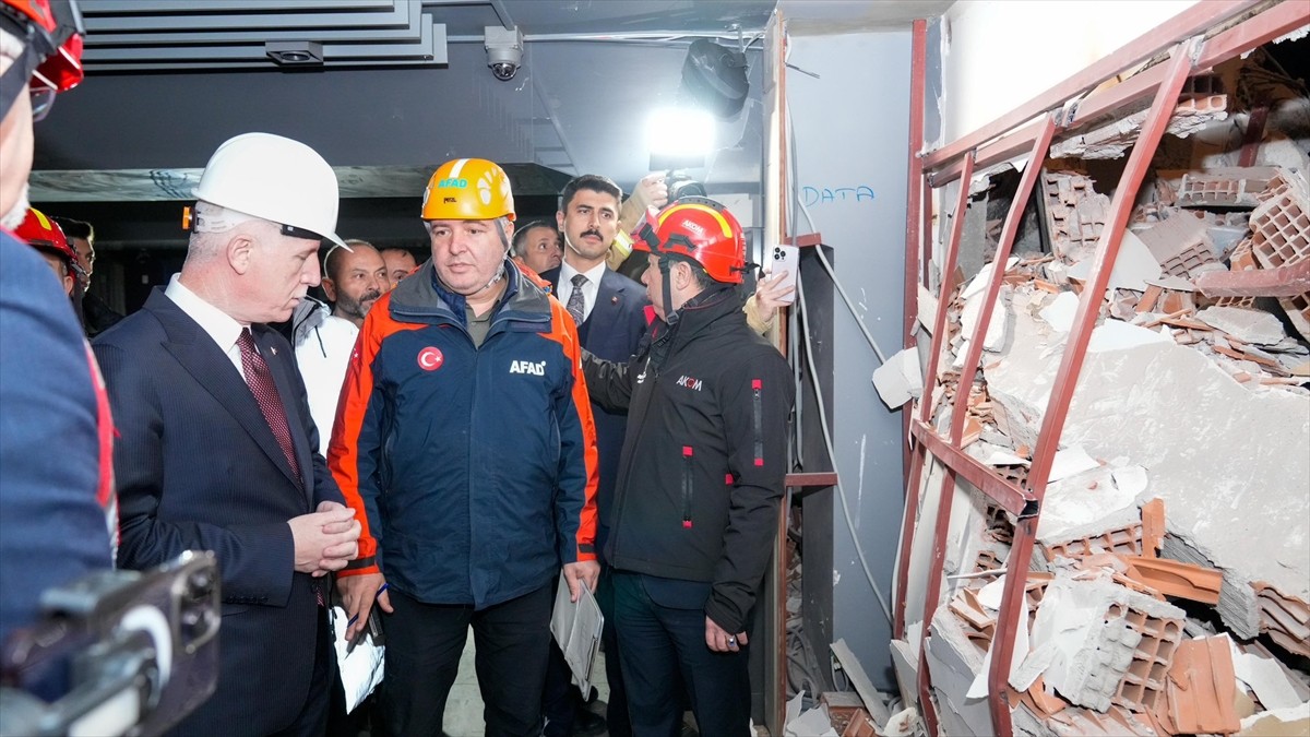 İstanbul Valisi Davut Gül, Güngören'de yıkım çalışmaları esnasında kısmen çöken binadaki...