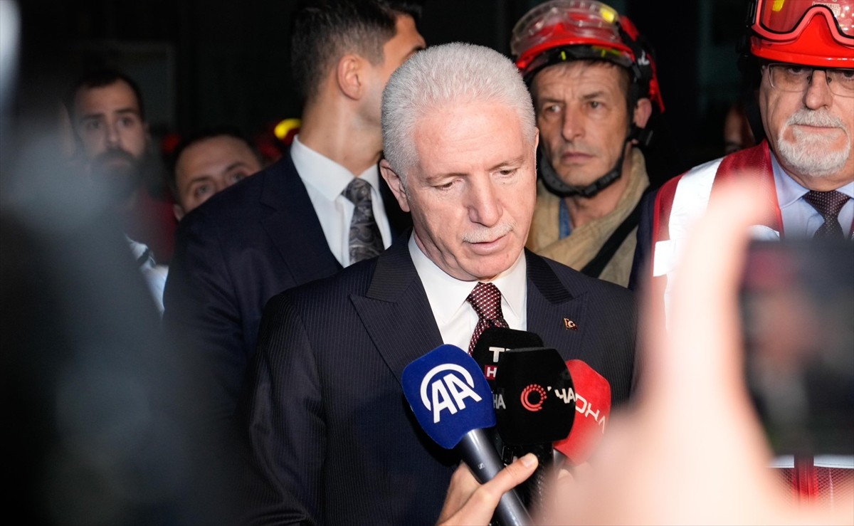 İstanbul Valisi Davut Gül, Güngören'de yıkım çalışmaları esnasında kısmen çöken binadaki...