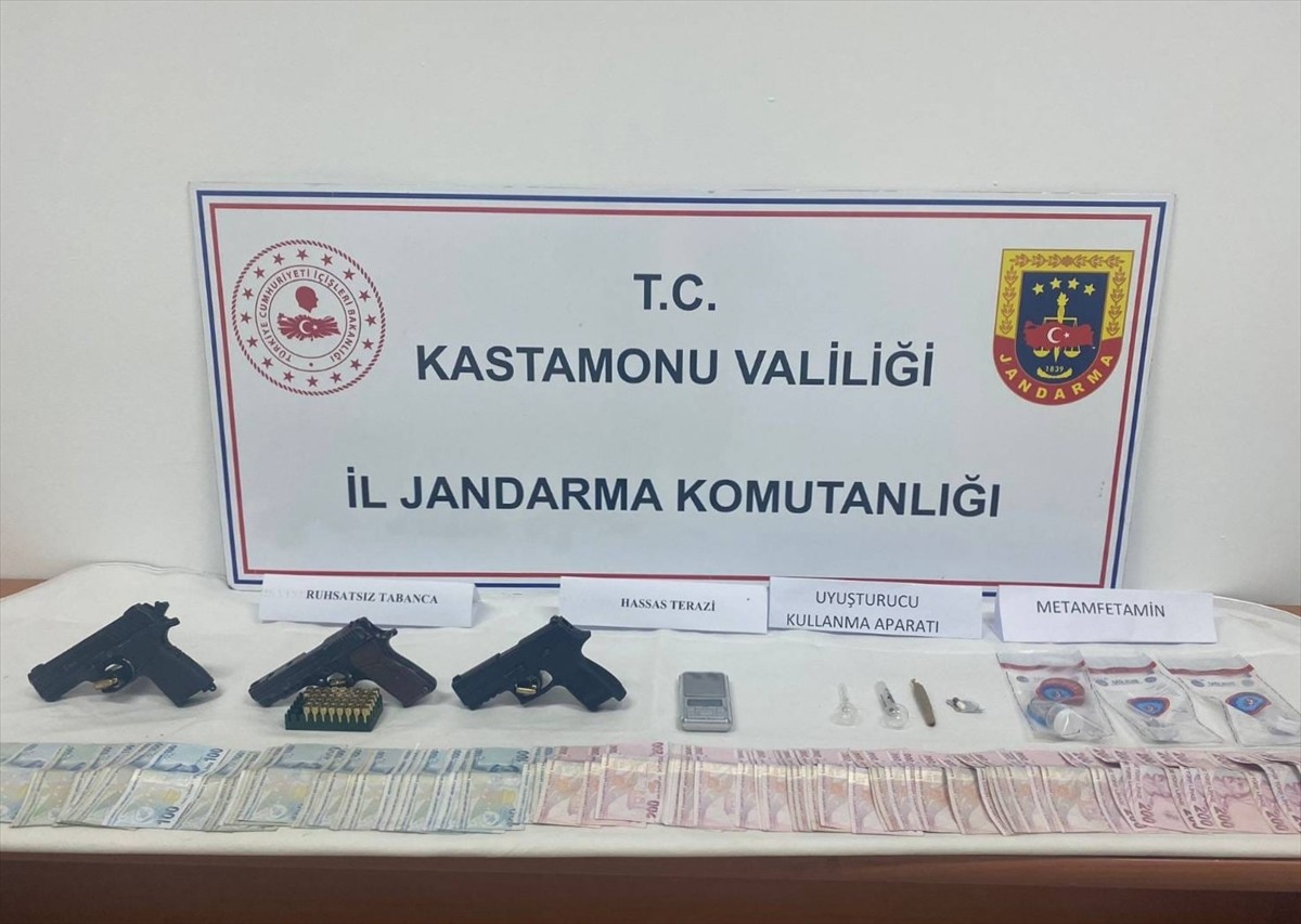 Kastamonu'da uyuşturucu operasyonlarında gözaltına alınan 4 şüpheliden 1'i tutuklandı.  İl...