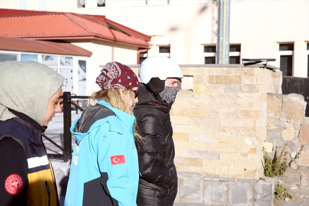 Kayseri'de Erciyes Dağı'na tırmanırken 3 bin 850 metre irtifada mahsur kalan dağcı ekiplerce...