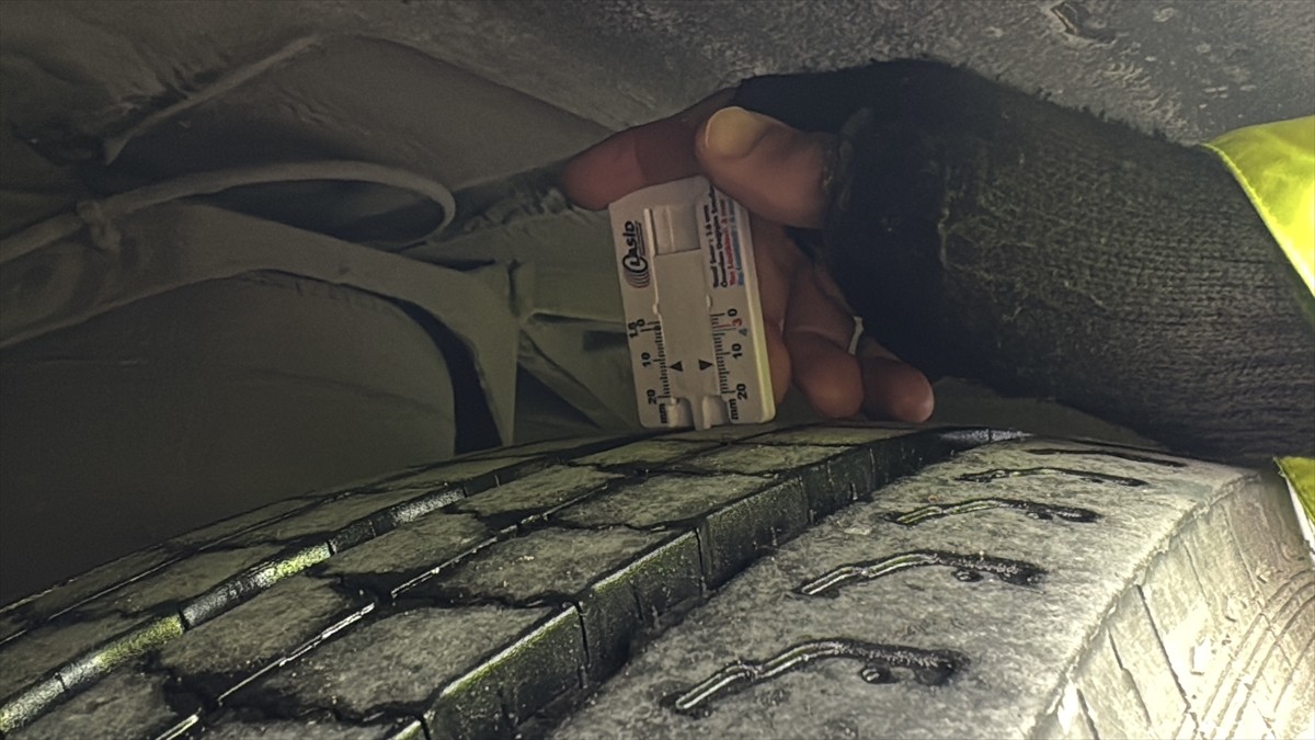 Kayseri'de, şehirlerarası yolcu taşıyan otobüsler lastik yönünden denetlendi.