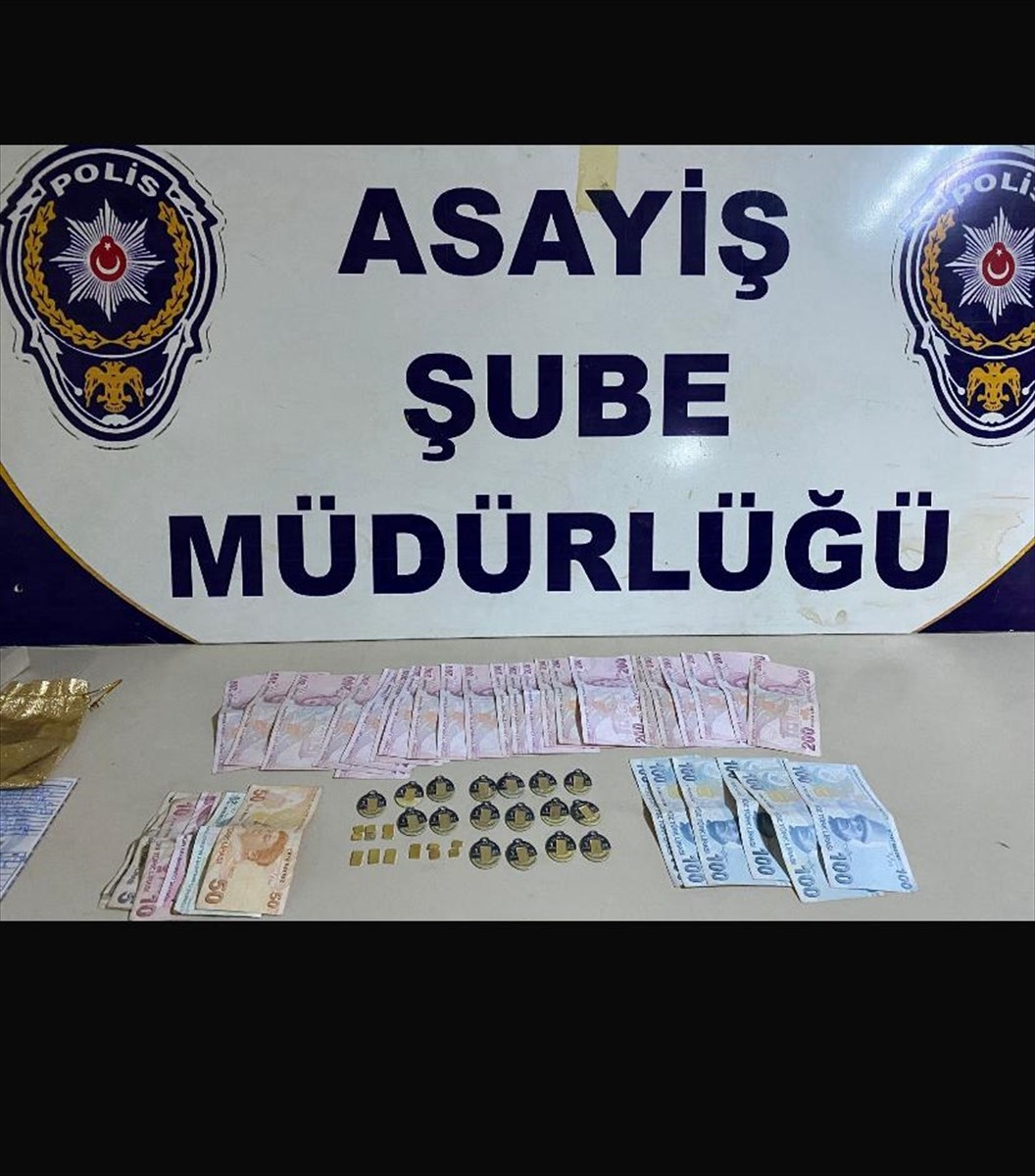 Tokat'ta kuyumculara sahte altın sattığı iddiasıyla gözaltına alınan şüpheli tutuklandı. Aramada...