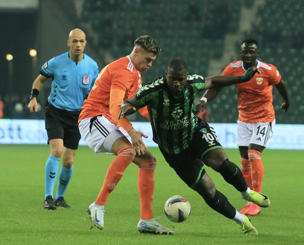 Trendyol 1. Lig'de Kocaelispor ile Adanaspor A.Ş, Yıldız Entegre Kocaeli Stadyumu'nda karşılaştı....