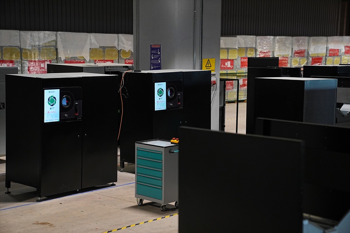 Yeni yılda hayata geçirilecek Depozito Yönetim Sistemi ile vatandaşın dönüşüm makinalarına attığı...