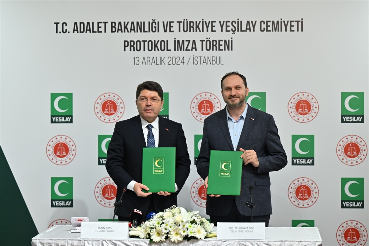 Adalet Bakanı Yılmaz Tunç (solda) ve Yeşilay Genel Başkanı Mehmet Dinç'in (sağda) katılımıyla...