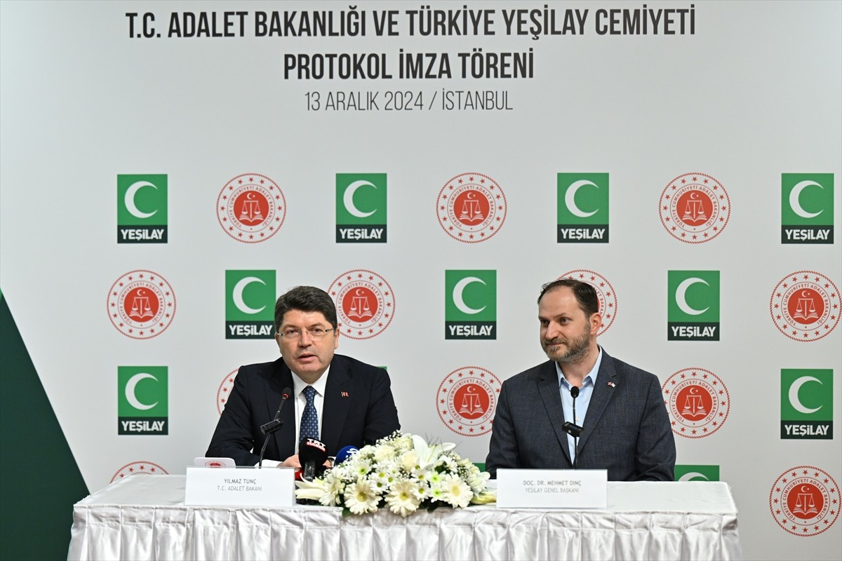 Adalet Bakanı Yılmaz Tunç (solda) ve Yeşilay Genel Başkanı Mehmet Dinç'in (sağda) katılımıyla...