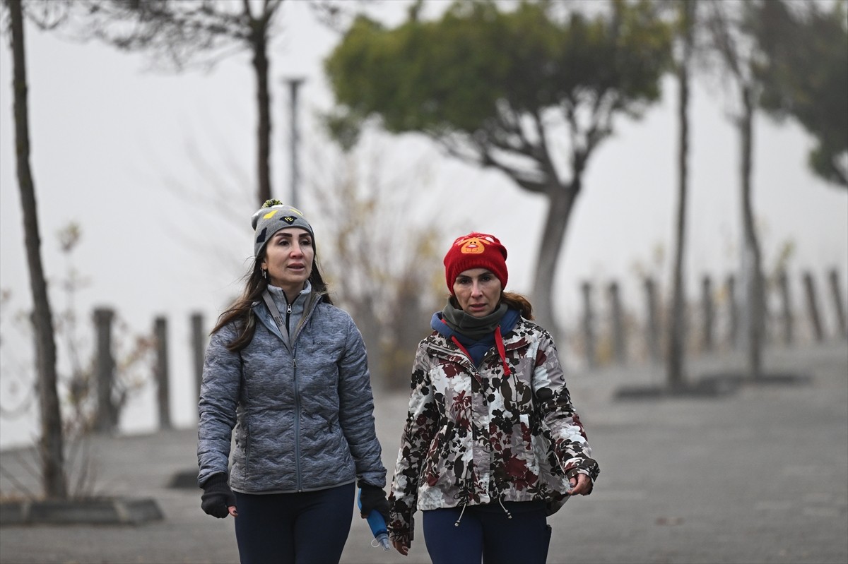 Adana'da etkili olan sis, görüş mesafesini düşürdü. Sabahın ilk ışıklarıyla etkili olmaya başlayan...