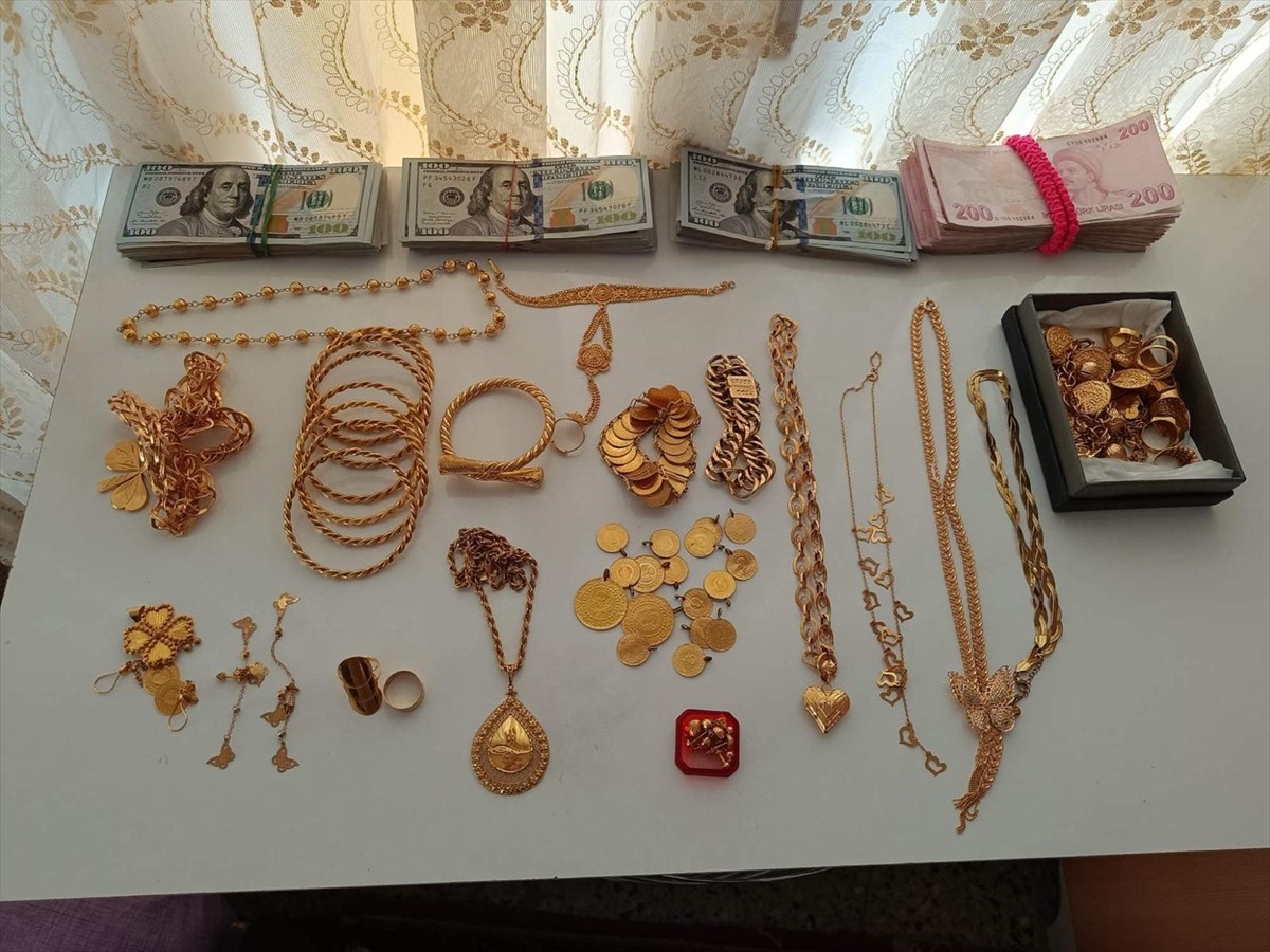 Adana'da kendisini doktor olarak tanıtıp hasta muayene ettiği gerekçesiyle gözaltına alınan kadın...