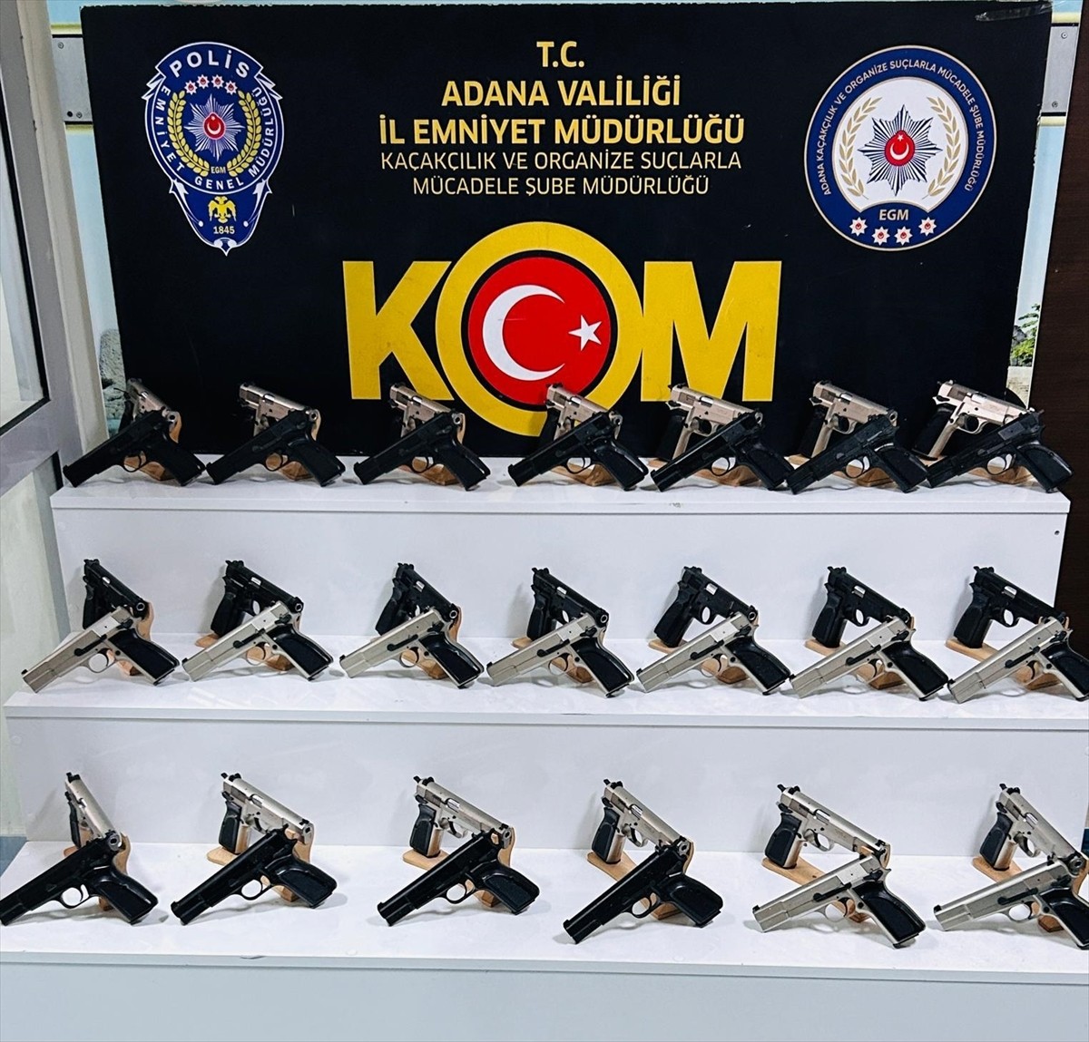 Adana'da şehirler arası yolcu otobüsünde ruhsatsız 40 tabanca bulundu, gözaltına alınan yolcu...