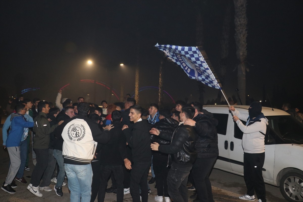 Adana'da Seyhan Nehri kıyısında toplanan Adana Demirspor taraftarları, havai fişek atarak...