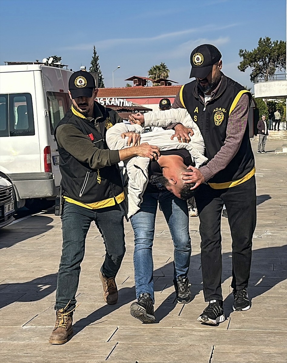 Adana'nın merkez Çukurova ilçesinde site girişini ateşe verip kadın güvenlik görevlisini...