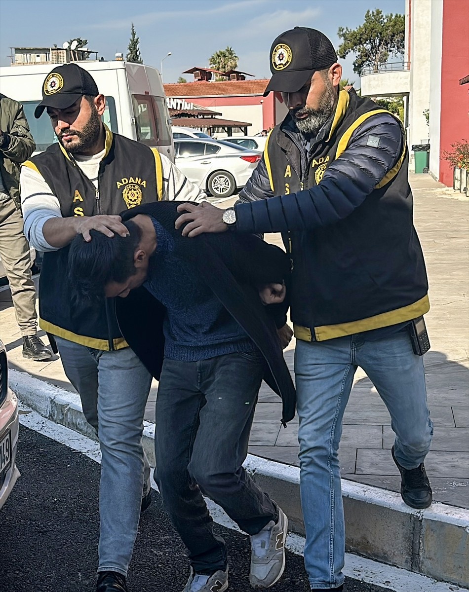 Adana'nın merkez Çukurova ilçesinde site girişini ateşe verip kadın güvenlik görevlisini...