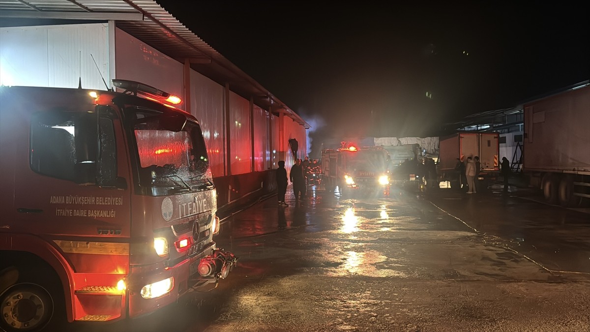 Adana'nın merkez Seyhan ilçesinde tavuk çiftliği deposunda çıkan yangın hasara yol açtı. Yangın...